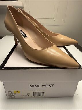 Nine West Natural Pointed-Toe Pumps Size 7.5